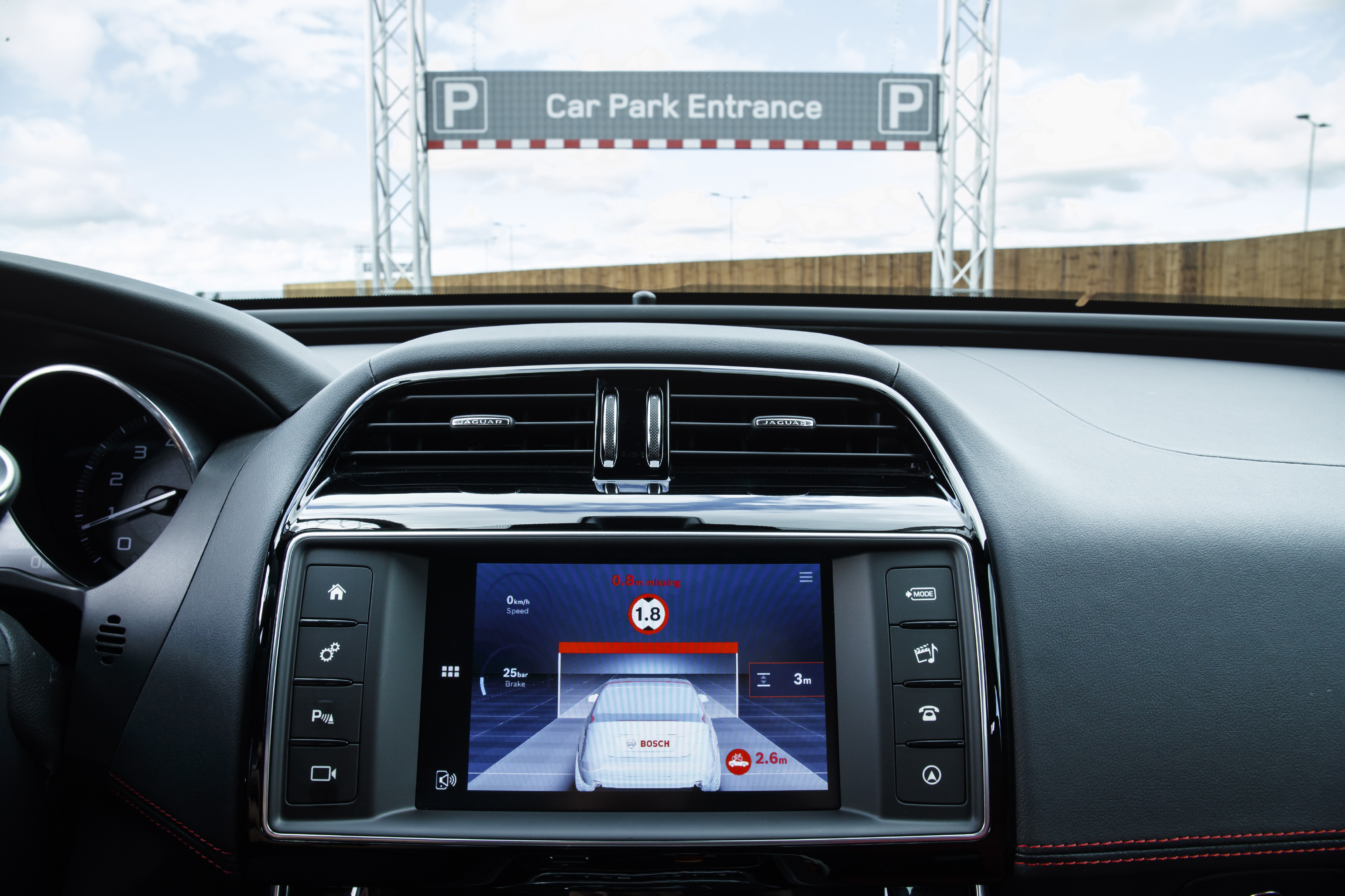 Jaguar gaat in thuisland UK aan de slag met connected cars en autonoom rijden. Voor dit project ontwikkelen de Britten nieuwe veiligheidssystemen zoals Roadwork Assist en Over the Horizon Warning.