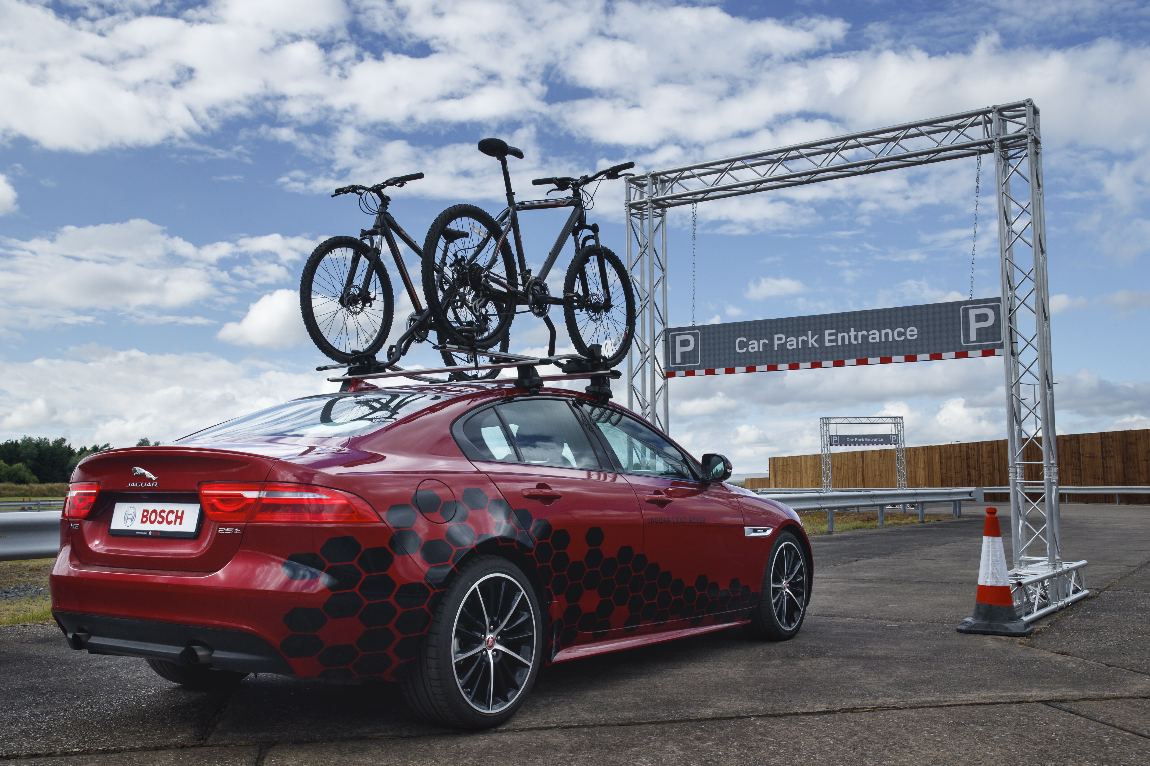 Jaguar gaat in thuisland UK aan de slag met connected cars en autonoom rijden. Voor dit project ontwikkelen de Britten nieuwe veiligheidssystemen zoals Roadwork Assist en Over the Horizon Warning.