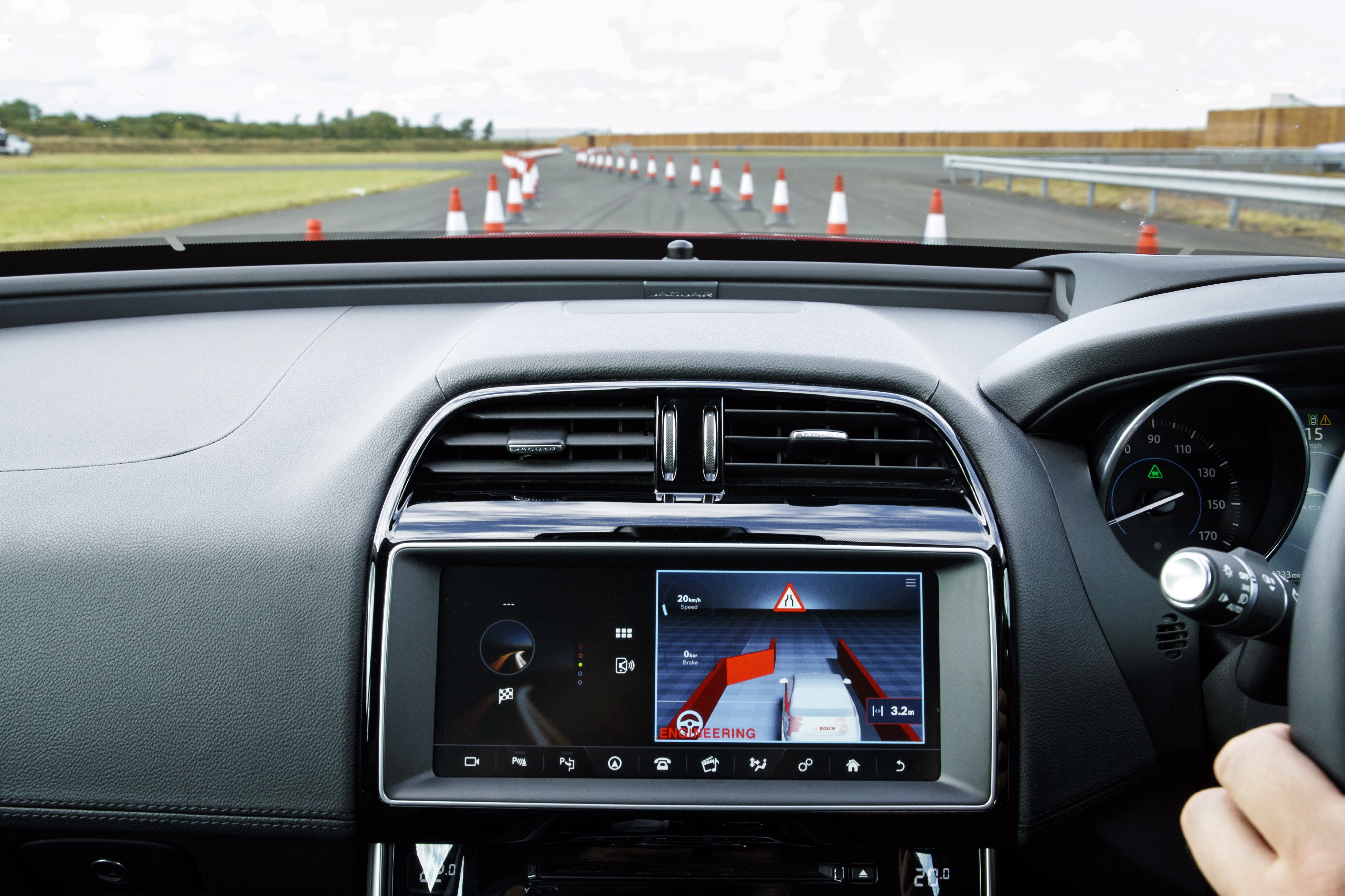 Jaguar gaat in thuisland UK aan de slag met connected cars en autonoom rijden. Voor dit project ontwikkelen de Britten nieuwe veiligheidssystemen zoals Roadwork Assist en Over the Horizon Warning.
