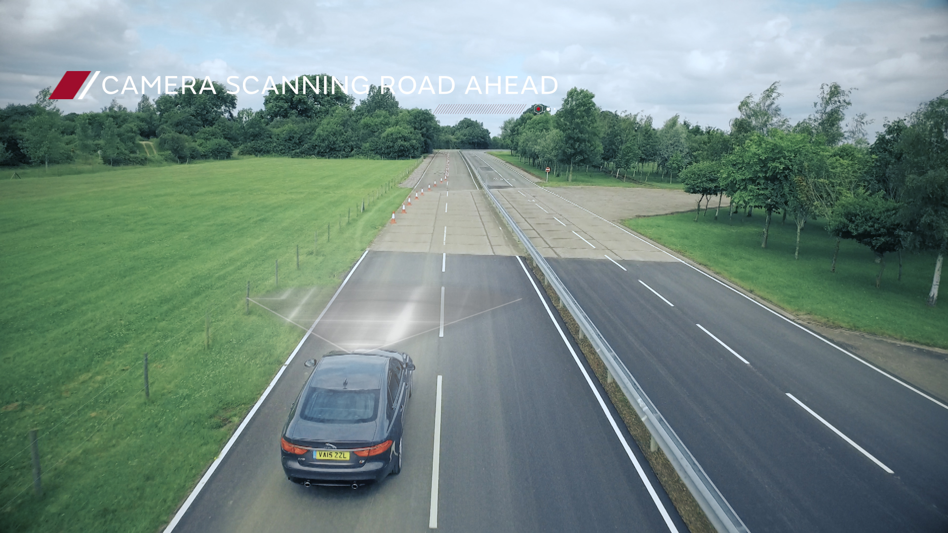 Jaguar gaat in thuisland UK aan de slag met connected cars en autonoom rijden. Voor dit project ontwikkelen de Britten nieuwe veiligheidssystemen zoals Roadwork Assist en Over the Horizon Warning.