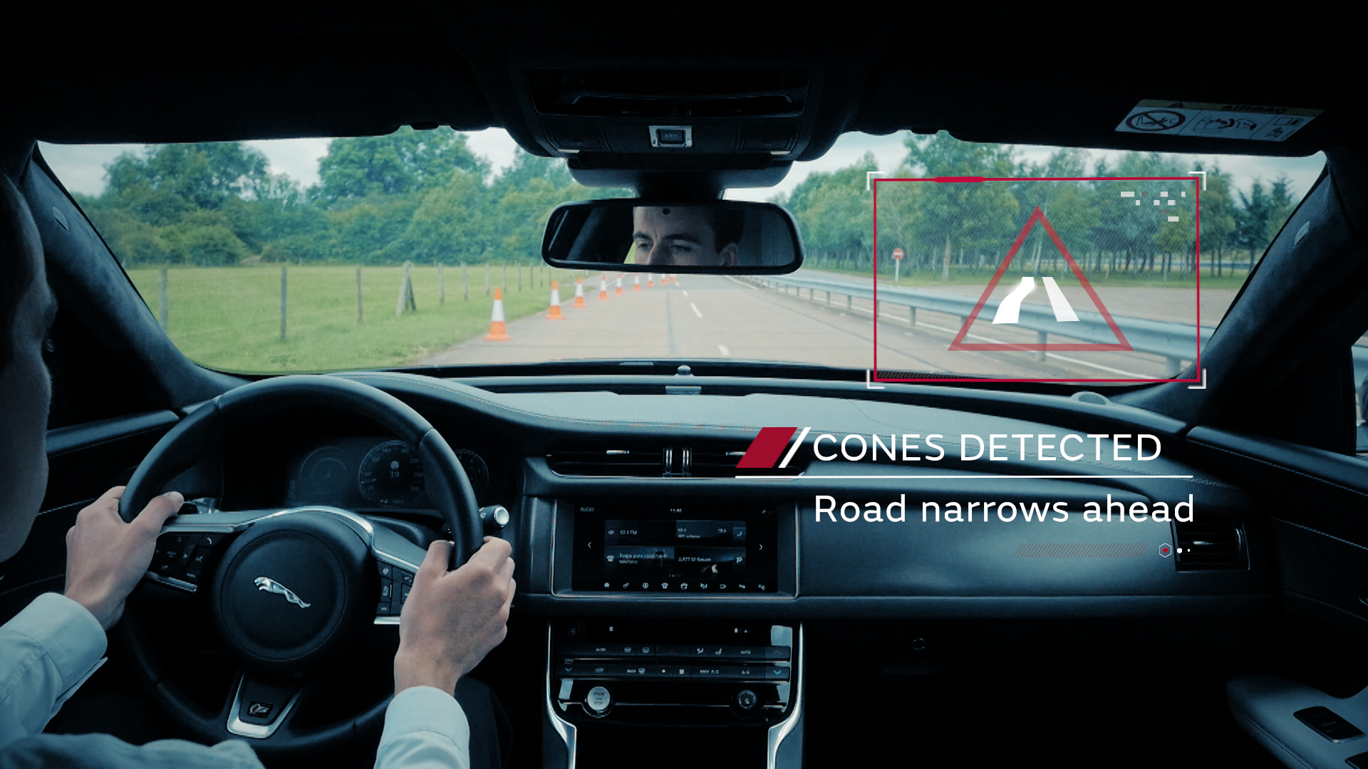 Jaguar gaat in thuisland UK aan de slag met connected cars en autonoom rijden. Voor dit project ontwikkelen de Britten nieuwe veiligheidssystemen zoals Roadwork Assist en Over the Horizon Warning.