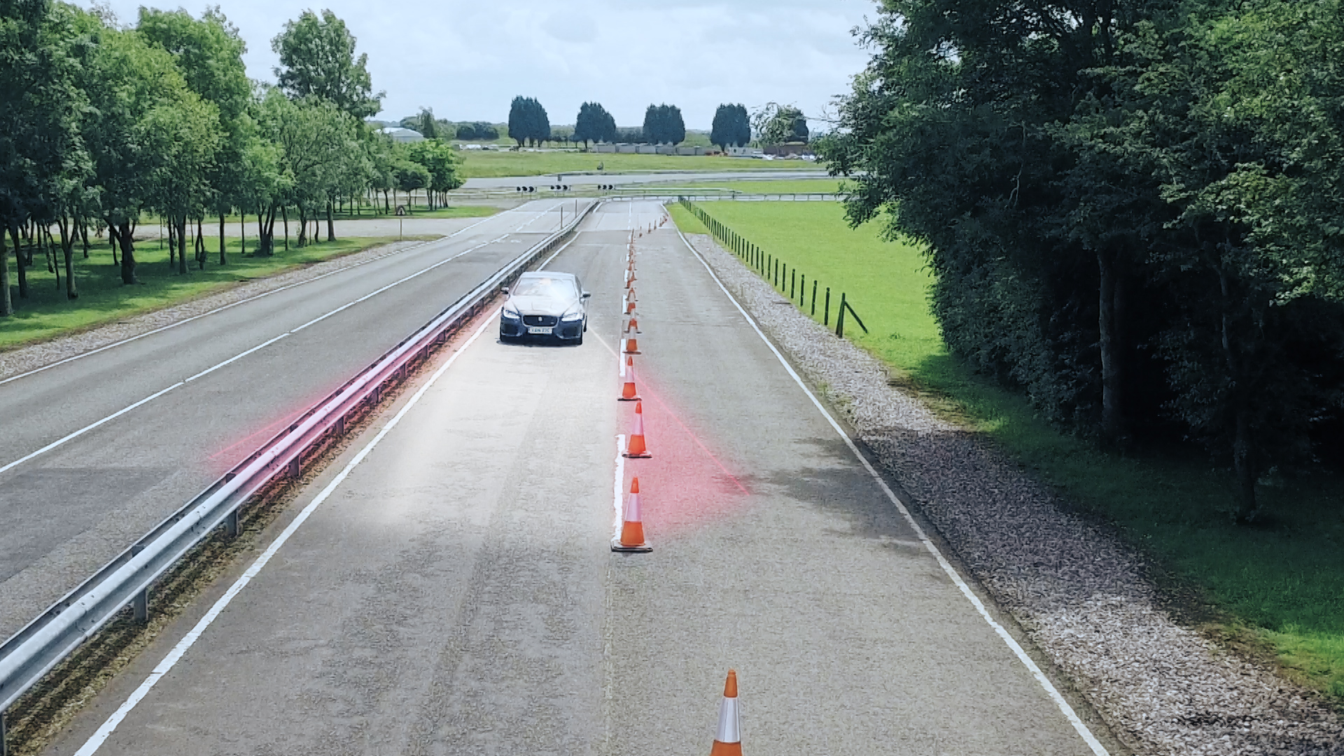 Jaguar gaat in thuisland UK aan de slag met connected cars en autonoom rijden. Voor dit project ontwikkelen de Britten nieuwe veiligheidssystemen zoals Roadwork Assist en Over the Horizon Warning.