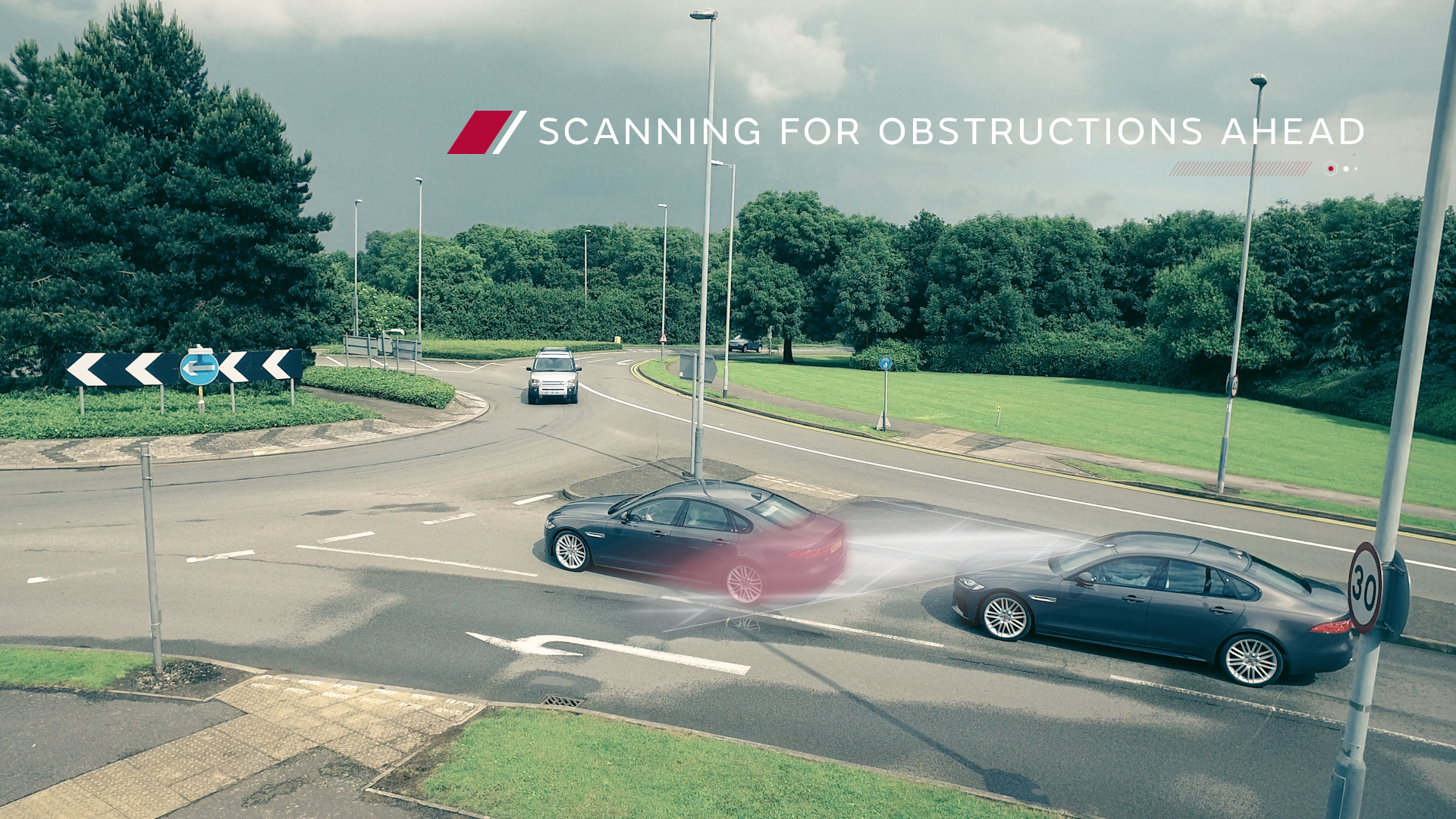 Jaguar gaat in thuisland UK aan de slag met connected cars en autonoom rijden. Voor dit project ontwikkelen de Britten nieuwe veiligheidssystemen zoals Roadwork Assist en Over the Horizon Warning.