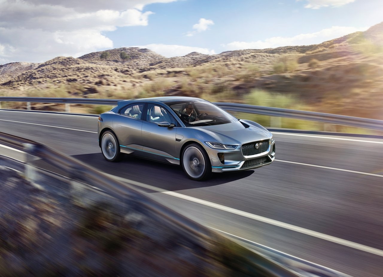 Jaguar presenteert de i-Pace Concept, een voorbode voor een volledig elektrische, sportieve SUV. De prestaties zijn van sportwagenniveau...