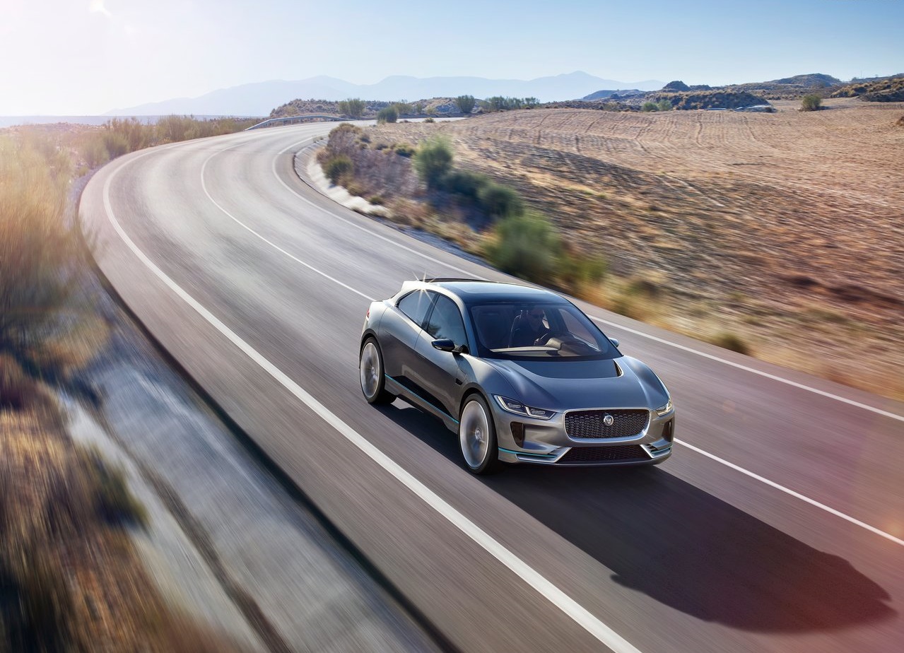 Jaguar presenteert de i-Pace Concept, een voorbode voor een volledig elektrische, sportieve SUV. De prestaties zijn van sportwagenniveau...