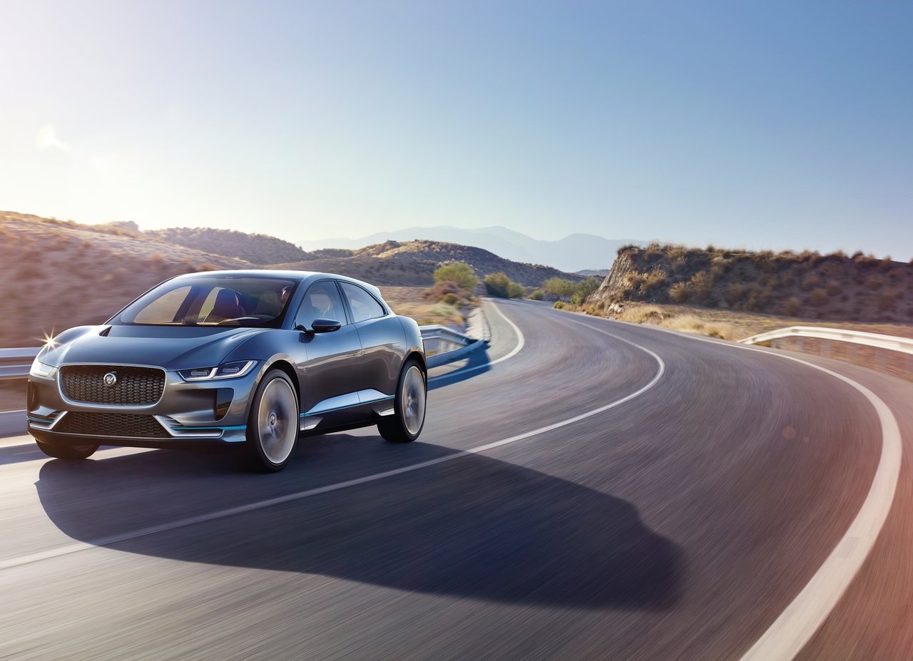 Jaguar presenteert de i-Pace Concept, een voorbode voor een volledig elektrische, sportieve SUV. De prestaties zijn van sportwagenniveau...