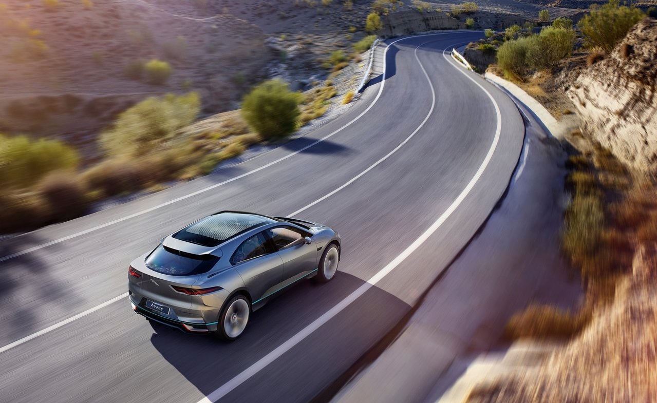 Jaguar presenteert de i-Pace Concept, een voorbode voor een volledig elektrische, sportieve SUV. De prestaties zijn van sportwagenniveau...