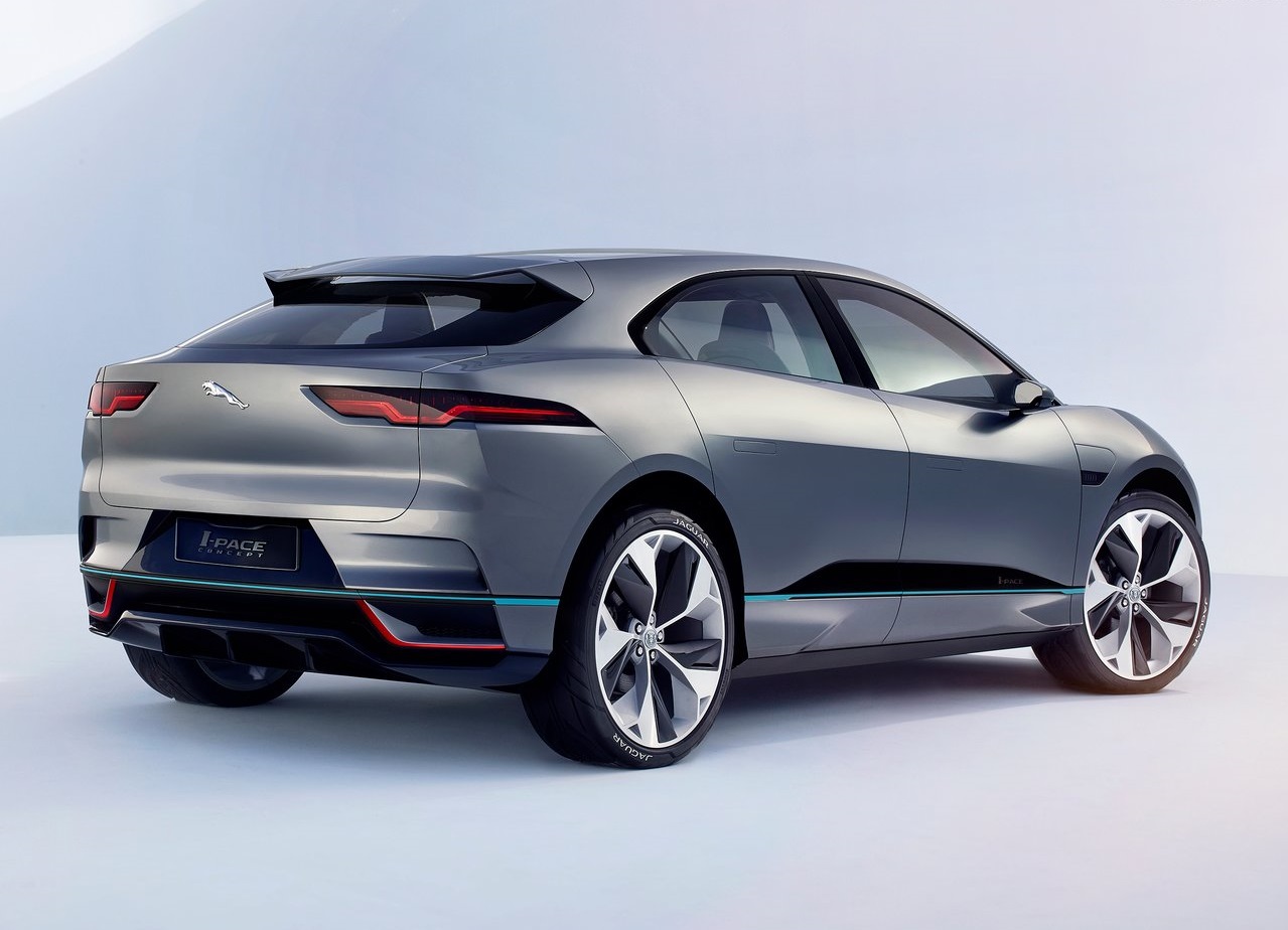Jaguar presenteert de i-Pace Concept, een voorbode voor een volledig elektrische, sportieve SUV. De prestaties zijn van sportwagenniveau...