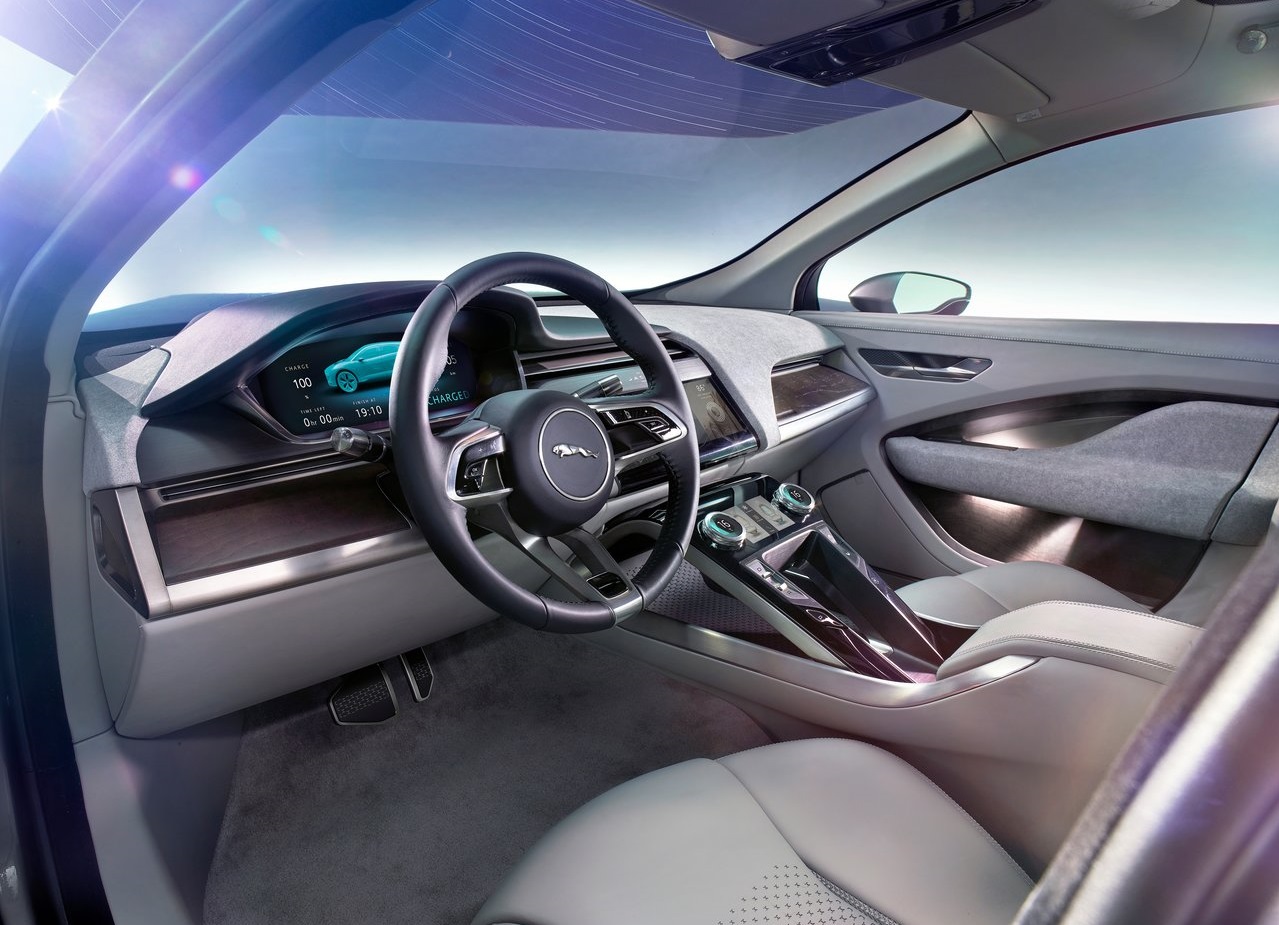 Jaguar presenteert de i-Pace Concept, een voorbode voor een volledig elektrische, sportieve SUV. De prestaties zijn van sportwagenniveau...