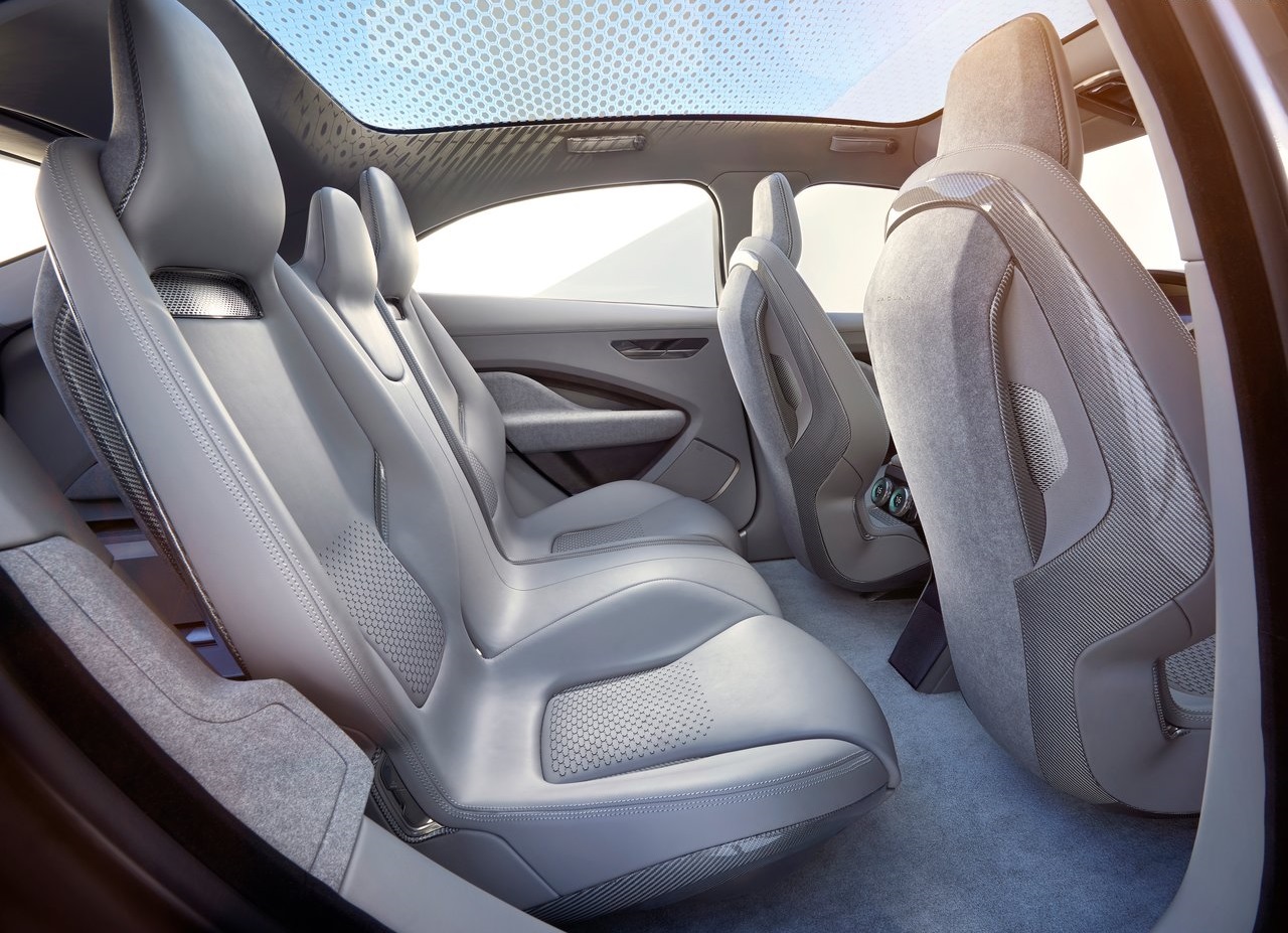 Jaguar presenteert de i-Pace Concept, een voorbode voor een volledig elektrische, sportieve SUV. De prestaties zijn van sportwagenniveau...