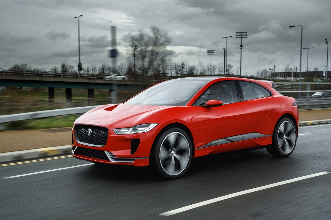Jaguar presenteert de i-Pace Concept, een voorbode voor een volledig elektrische, sportieve SUV. De prestaties zijn van sportwagenniveau...