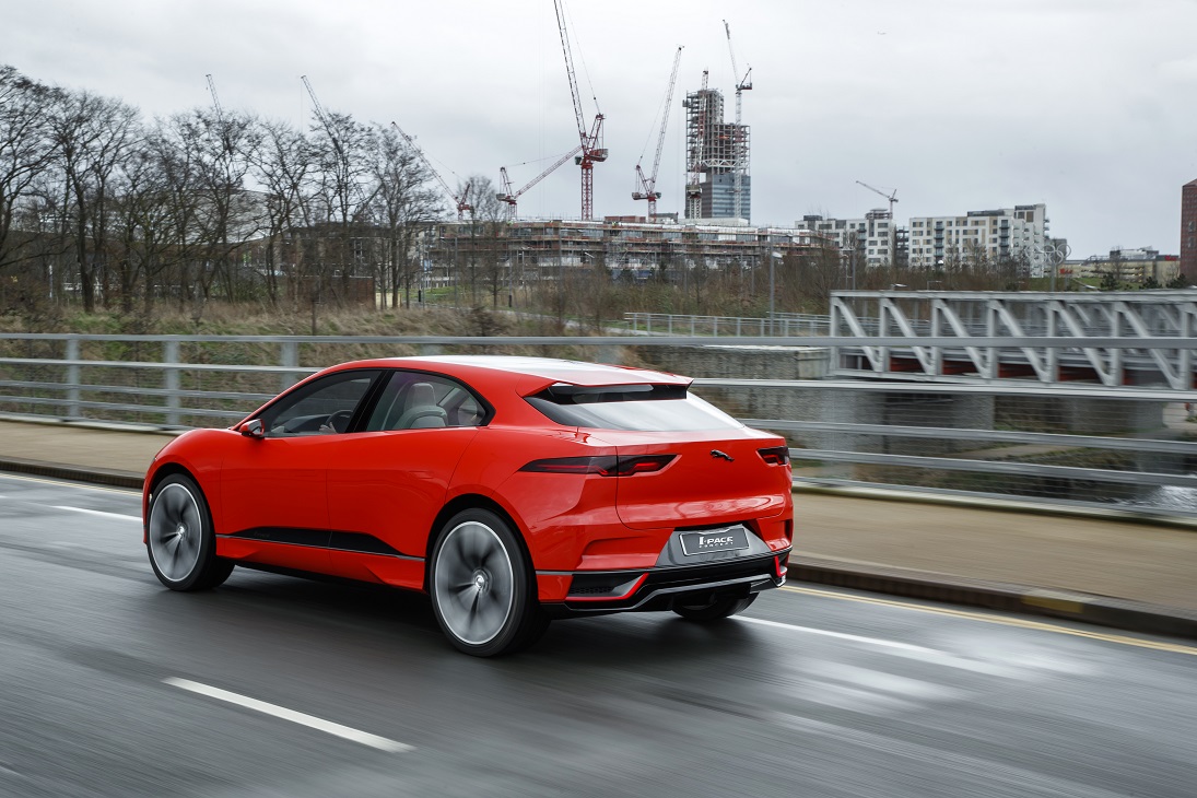 Jaguar presenteert de i-Pace Concept, een voorbode voor een volledig elektrische, sportieve SUV. De prestaties zijn van sportwagenniveau...