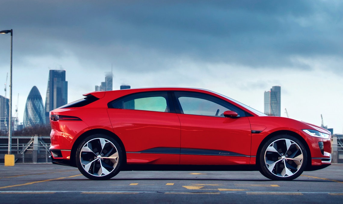Jaguar presenteert de i-Pace Concept, een voorbode voor een volledig elektrische, sportieve SUV. De prestaties zijn van sportwagenniveau...