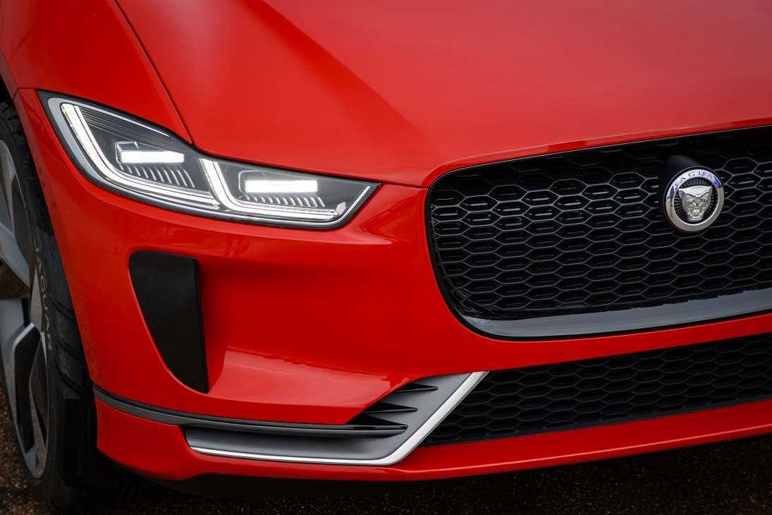 Jaguar presenteert de i-Pace Concept, een voorbode voor een volledig elektrische, sportieve SUV. De prestaties zijn van sportwagenniveau...