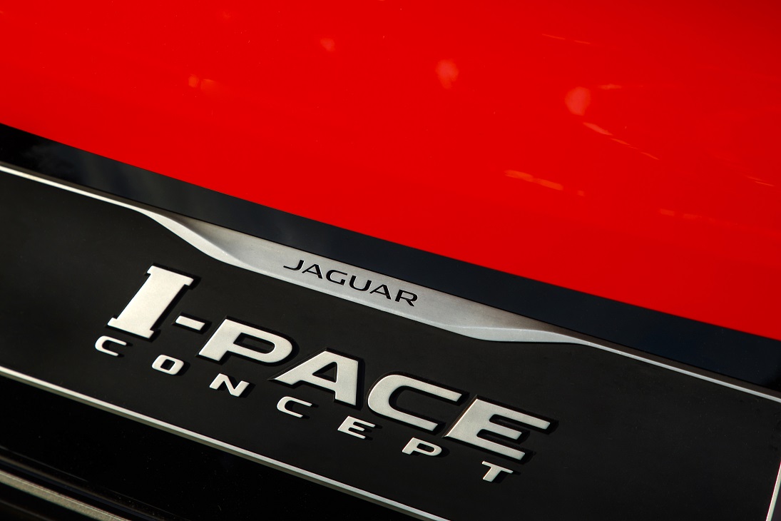Jaguar presenteert de i-Pace Concept, een voorbode voor een volledig elektrische, sportieve SUV. De prestaties zijn van sportwagenniveau...