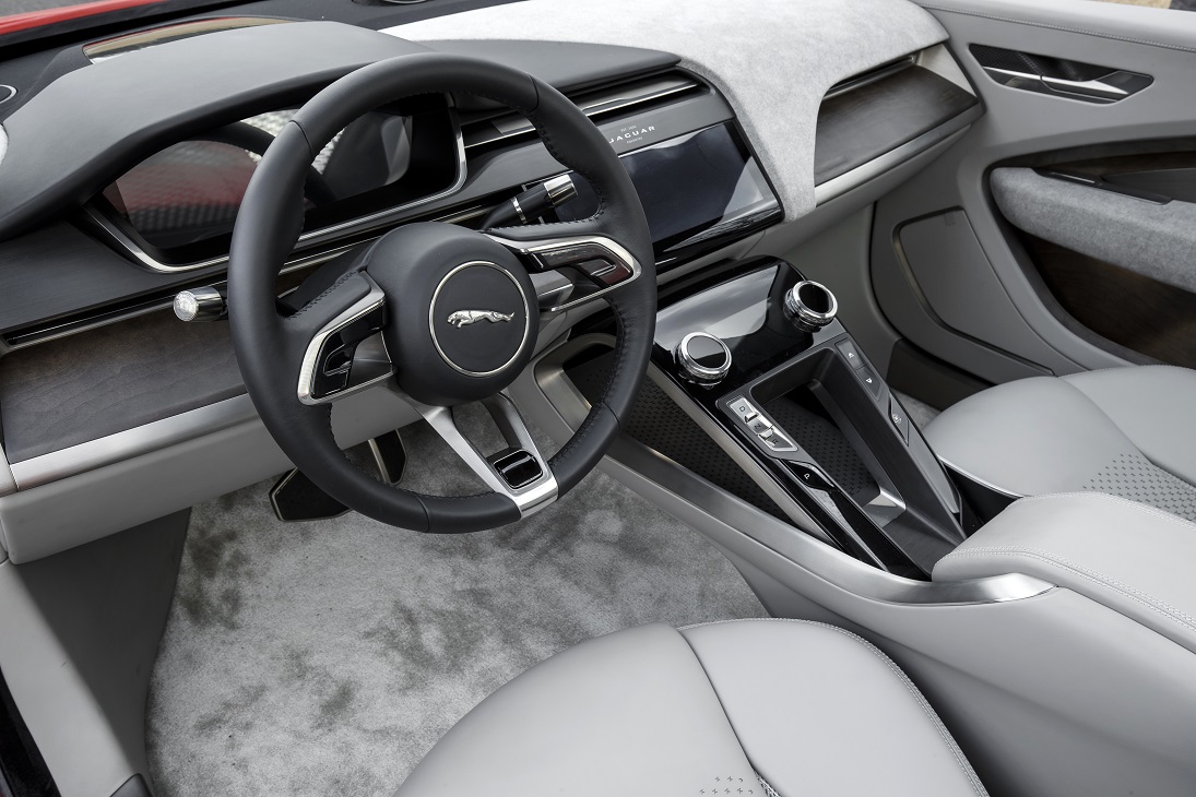 Jaguar presenteert de i-Pace Concept, een voorbode voor een volledig elektrische, sportieve SUV. De prestaties zijn van sportwagenniveau...