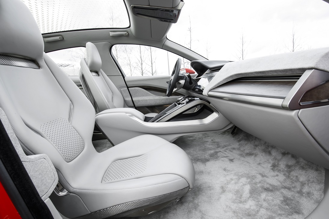 Jaguar presenteert de i-Pace Concept, een voorbode voor een volledig elektrische, sportieve SUV. De prestaties zijn van sportwagenniveau...