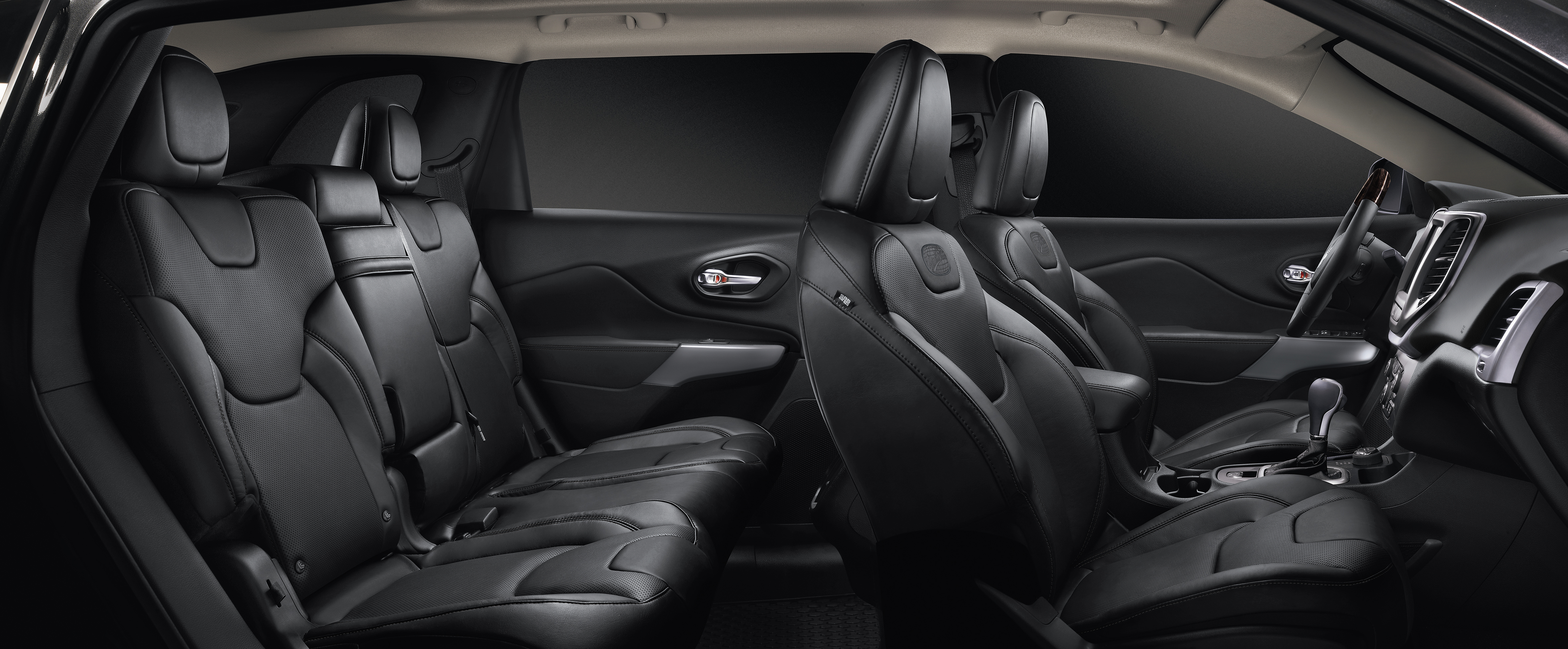 Jeep Cherokee Overland full-options uitgerust en voorzien van de nieuwe 200 pk sterke 2.2 MultiJet diesell.