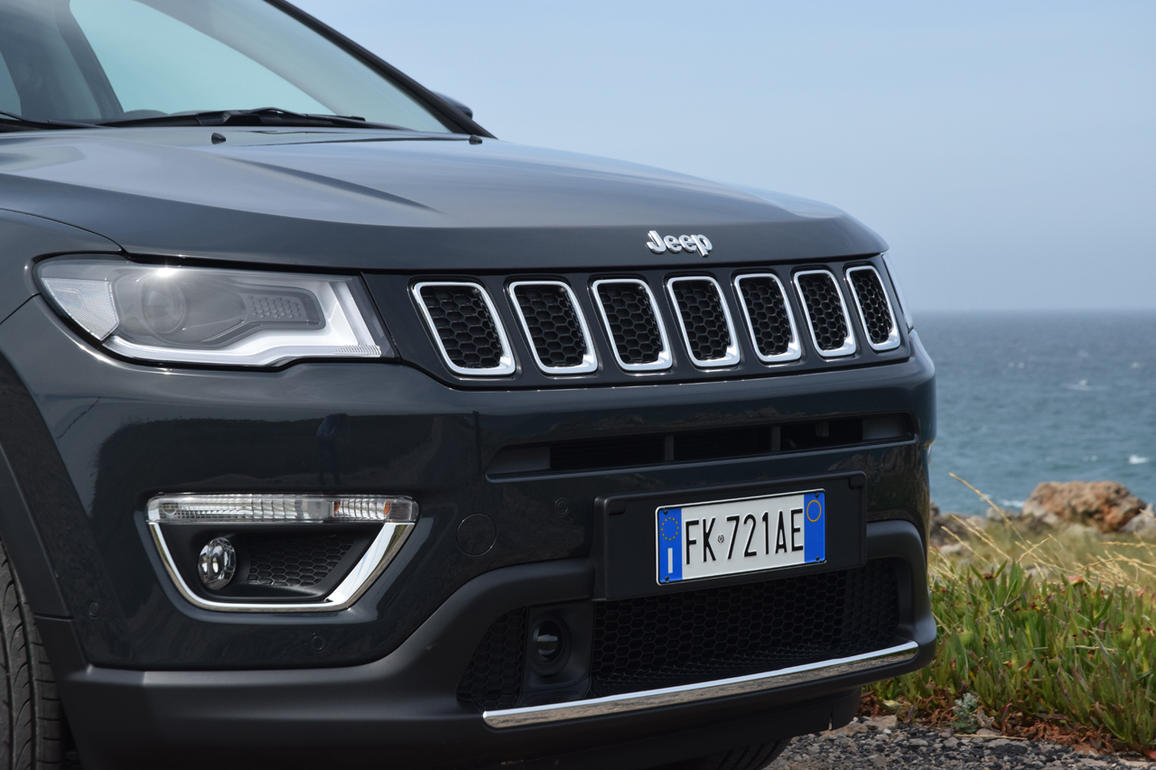 Jeep zet de nieuwe Compass iets boven de Renegade in het programma, zowel qua afmetingen als qua prijs.