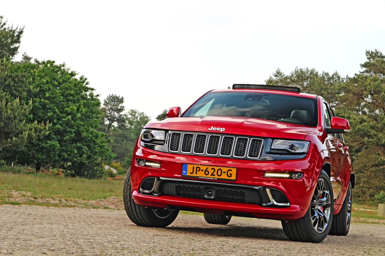 Autotest Jeep Grand Cherokee SRT8, de krachtige eye-catcher van Jeep waarmee je in de SUV-wereld een lekker statement maakt.
