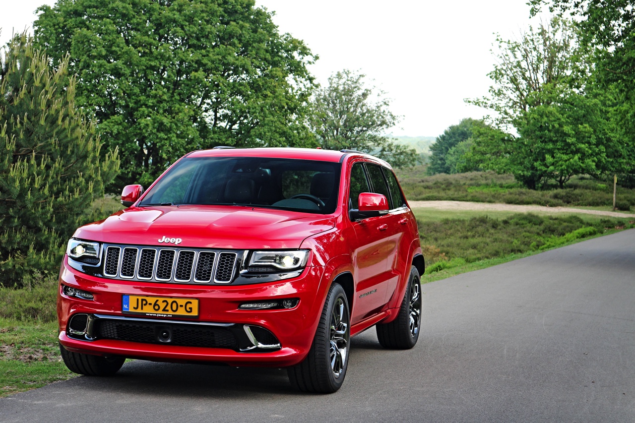 Autotest Jeep Grand Cherokee SRT8, de krachtige eye-catcher van Jeep waarmee je in de SUV-wereld een lekker statement maakt.