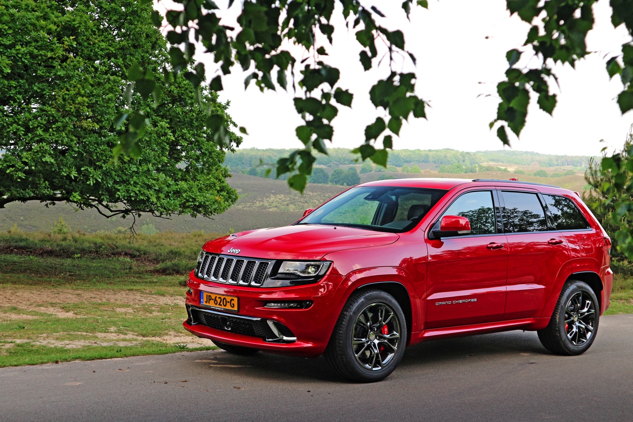 Autotest Jeep Grand Cherokee SRT8, de krachtige eye-catcher van Jeep waarmee je in de SUV-wereld een lekker statement maakt.