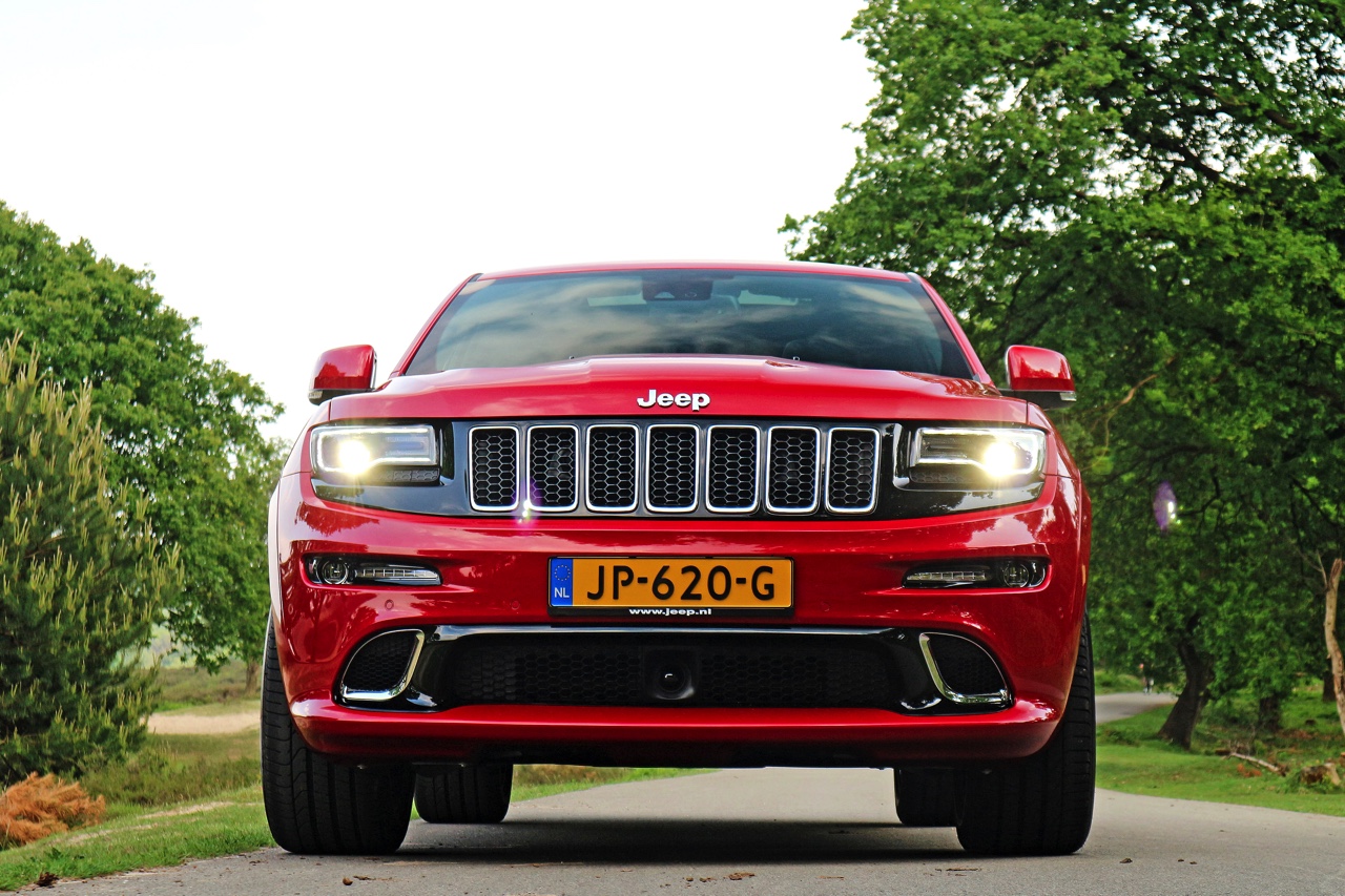 Autotest Jeep Grand Cherokee SRT8, de krachtige eye-catcher van Jeep waarmee je in de SUV-wereld een lekker statement maakt.