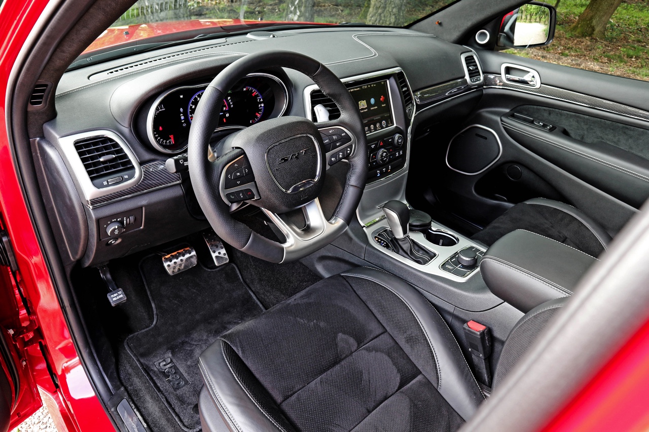 Autotest Jeep Grand Cherokee SRT8, de krachtige eye-catcher van Jeep waarmee je in de SUV-wereld een lekker statement maakt.