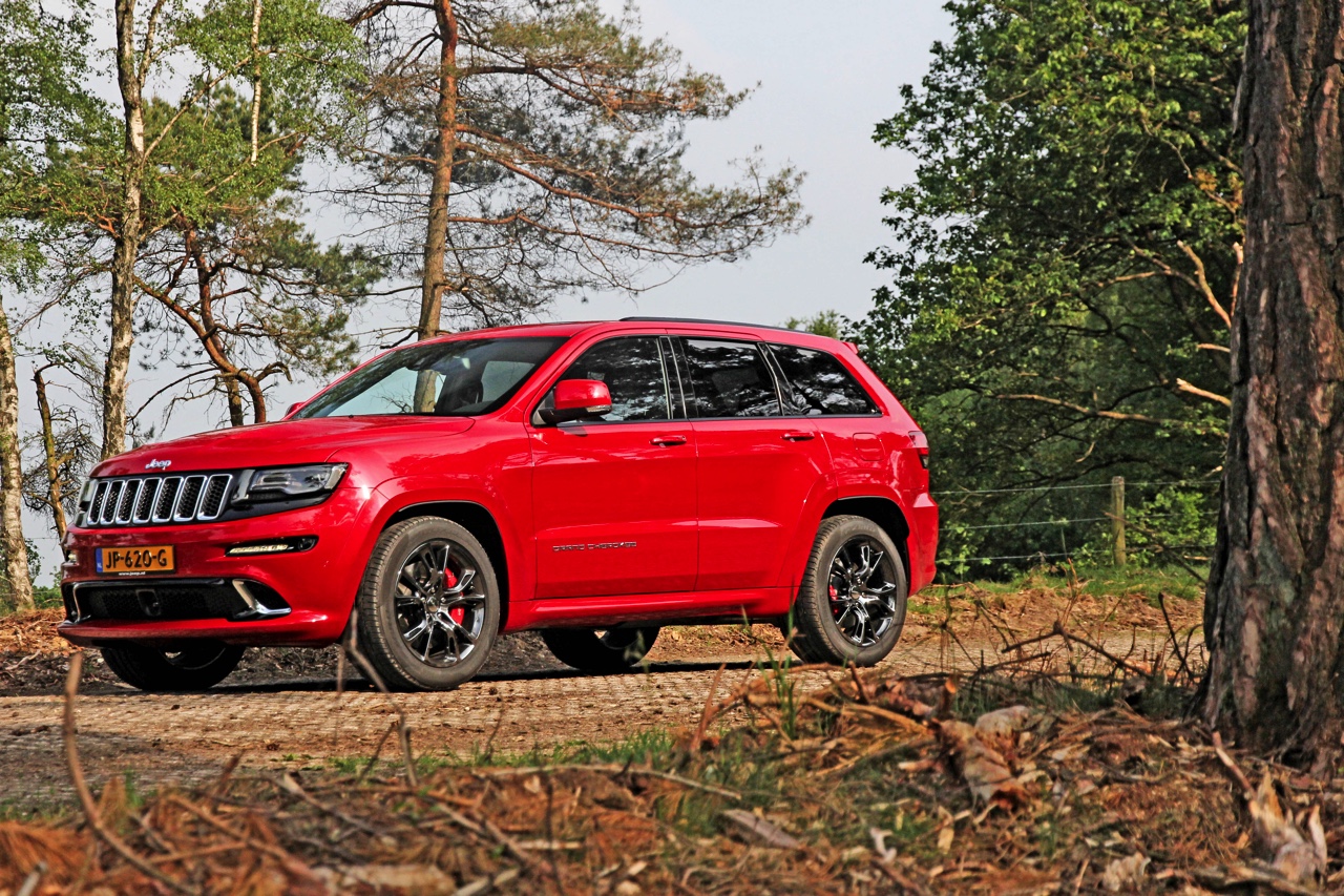 Autotest Jeep Grand Cherokee SRT8, de krachtige eye-catcher van Jeep waarmee je in de SUV-wereld een lekker statement maakt.