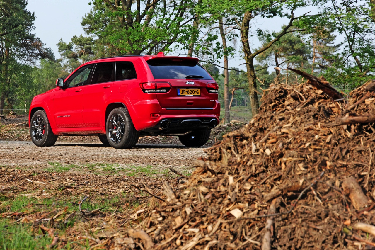 Autotest Jeep Grand Cherokee SRT8, de krachtige eye-catcher van Jeep waarmee je in de SUV-wereld een lekker statement maakt.