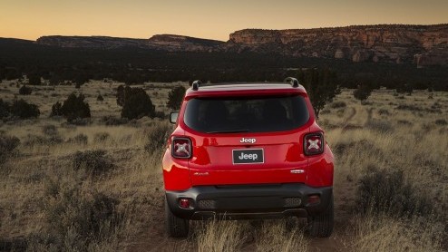 Jeep Renegade 2015 onthuld op de Autosalon van Genve. Compacte Jeep met twee- of vierwielaandrijving en diverse (turbo)benzine- en dieselmotoren.