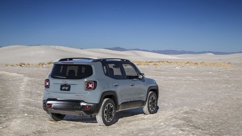 Jeep Renegade 2015 onthuld op de Autosalon van Genve. Compacte Jeep met twee- of vierwielaandrijving en diverse (turbo)benzine- en dieselmotoren.