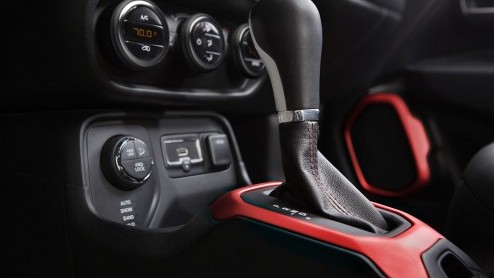Jeep Renegade 2015 onthuld op de Autosalon van Genve. Compacte Jeep met twee- of vierwielaandrijving en diverse (turbo)benzine- en dieselmotoren.