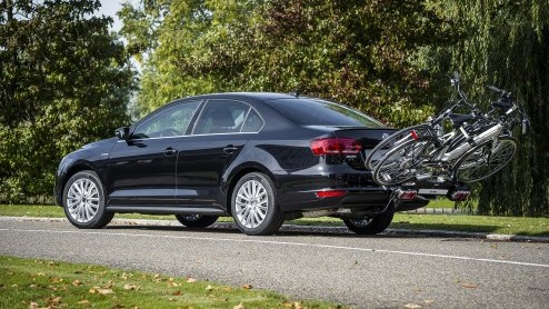Volkswagen heeft speciaal voor fietsend Nederland een fietsdraagoplossing ontwikkeld voor de Jetta Hybrid. De hybride sedan mag namelijk geen aanhanger trekken.