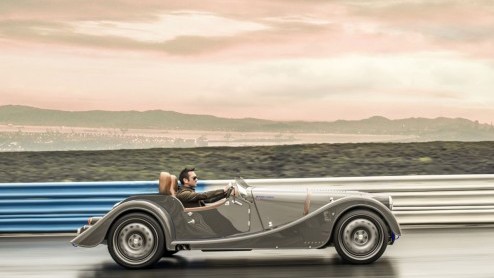 Morgan Motor Company heeft wat te vieren. De fabrikant is namelijk 100 jaar gevestigd aan de Pickerlseigh Road in Malvern Link. Ter ere daarvan komt Morgan met deze Plus8 Speedster.