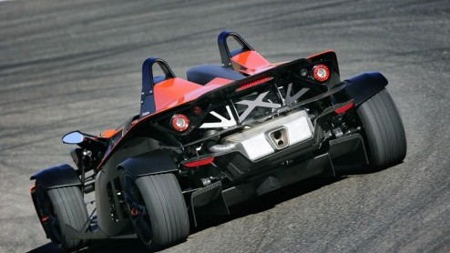 In april krijgt de Ariel Atom er dan echt een concurrent bij. Vanaf die maand start de verkoop van de KTM X-Bow.