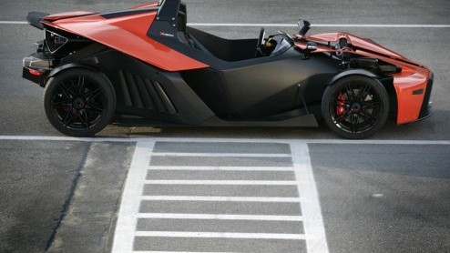 In april krijgt de Ariel Atom er dan echt een concurrent bij. Vanaf die maand start de verkoop van de KTM X-Bow.