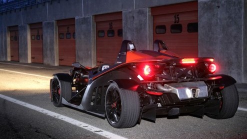 In april krijgt de Ariel Atom er dan echt een concurrent bij. Vanaf die maand start de verkoop van de KTM X-Bow.