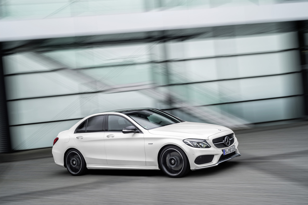 Mercedes C 450 AMG 4Matic is het tweede AMG Sport model in de familie. Prijzen beginnen bij 72.695 voor de 367 pk sterke Limousine.