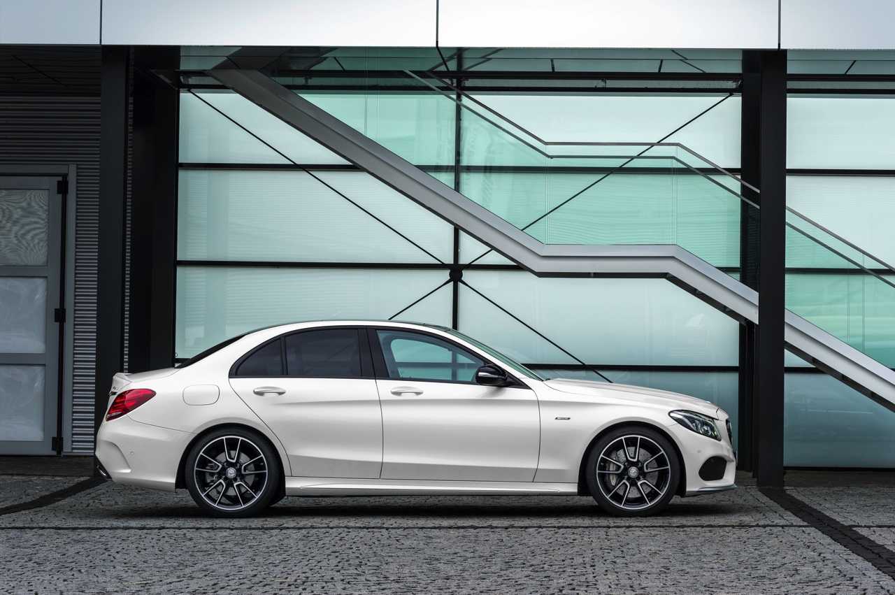 Mercedes C 450 AMG 4Matic is het tweede AMG Sport model in de familie. Prijzen beginnen bij 72.695 voor de 367 pk sterke Limousine.