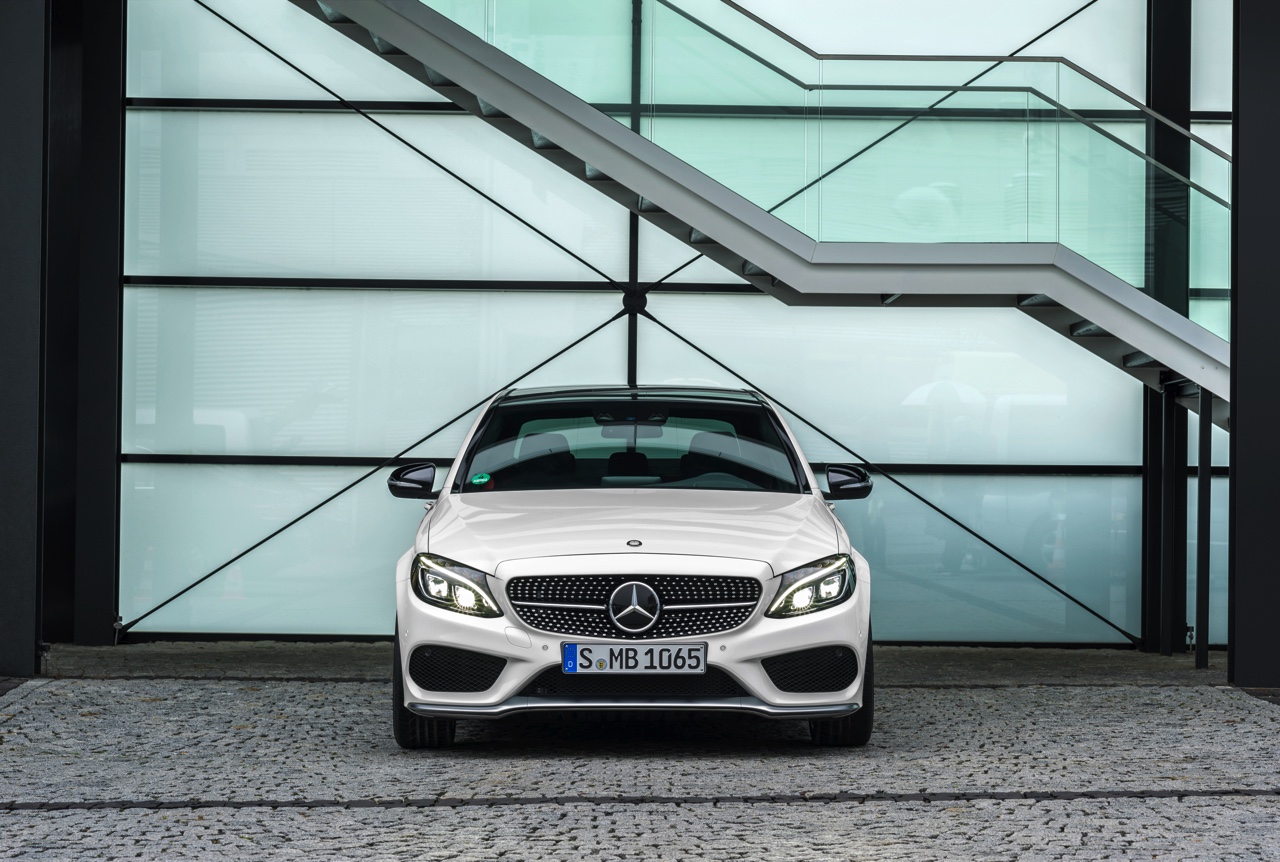 Mercedes C 450 AMG 4Matic is het tweede AMG Sport model in de familie. Prijzen beginnen bij 72.695 voor de 367 pk sterke Limousine.