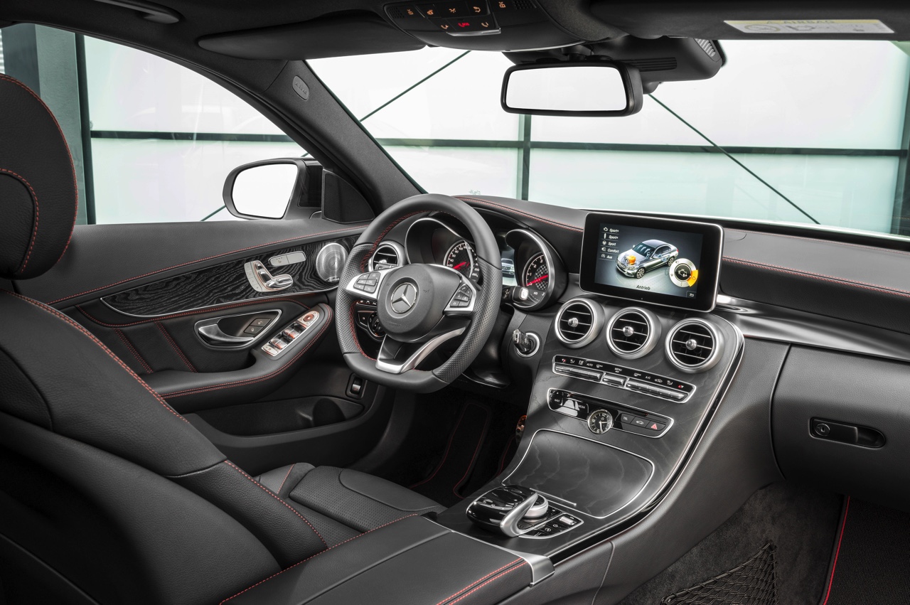 Mercedes C 450 AMG 4Matic is het tweede AMG Sport model in de familie. Prijzen beginnen bij 72.695 voor de 367 pk sterke Limousine.