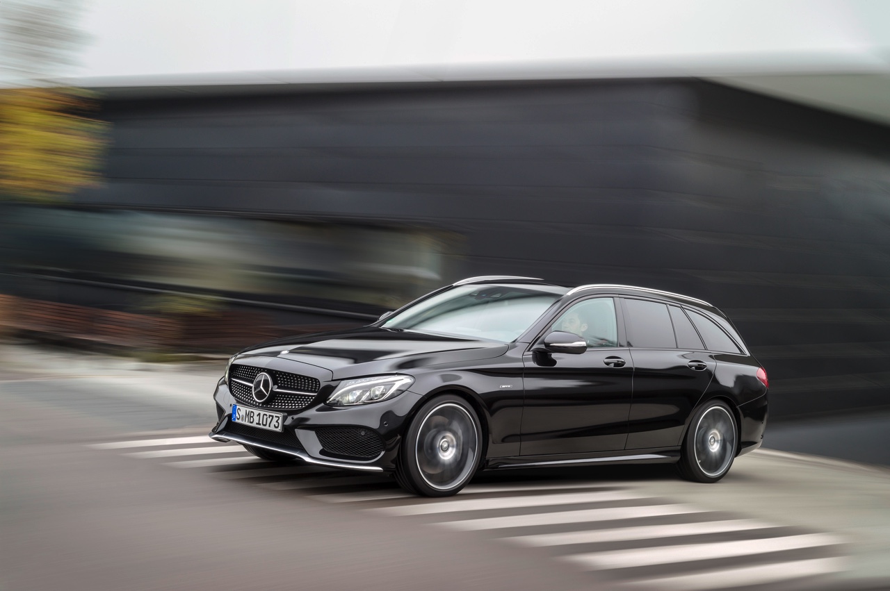 Mercedes C 450 AMG 4Matic is het tweede AMG Sport model in de familie. Prijzen beginnen bij 72.695 voor de 367 pk sterke Limousine.
