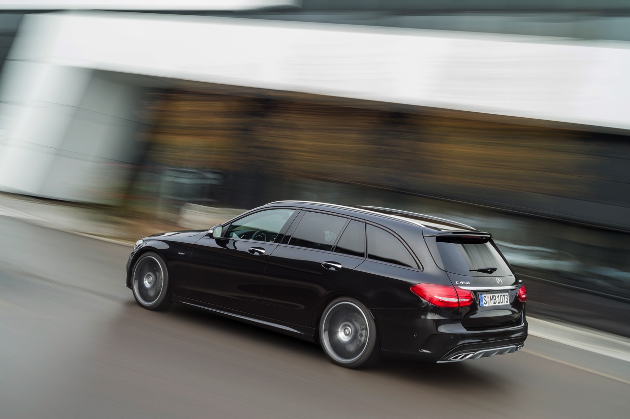 Mercedes C 450 AMG 4Matic is het tweede AMG Sport model in de familie. Prijzen beginnen bij 72.695 voor de 367 pk sterke Limousine.