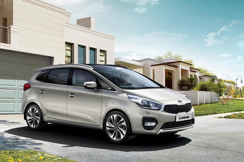 De Kia Carens krijgt eind 2016 een kleine facelift voor het jaar 2017 met enkele onderhuidse updates.
