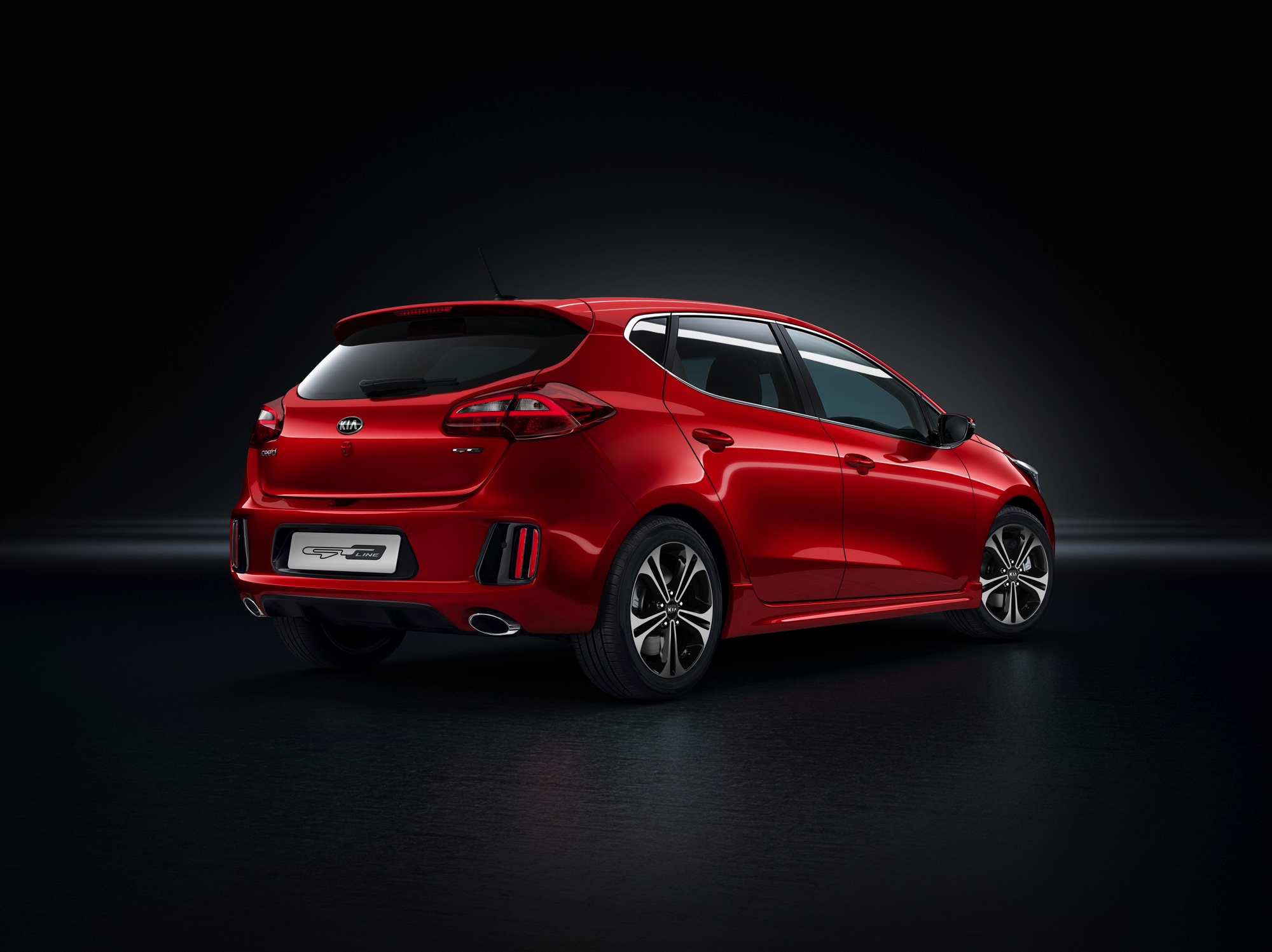 De Kia Cee'd krijgt een GT Line. Die nieuwe uitvoering brengt ook meteen een volledig nieuwe drieclinder turbomotor n een automaat met dubbele koppeling.