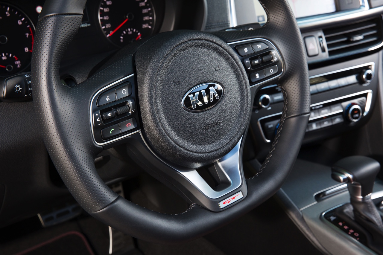 Autotest Kia Optima Sportswagon 1.7 CRDi en Kia Optima GT 2.0 T-GDI. Het is het nieuwe aanbod van Kia om door te breken in het zakelijke segment.