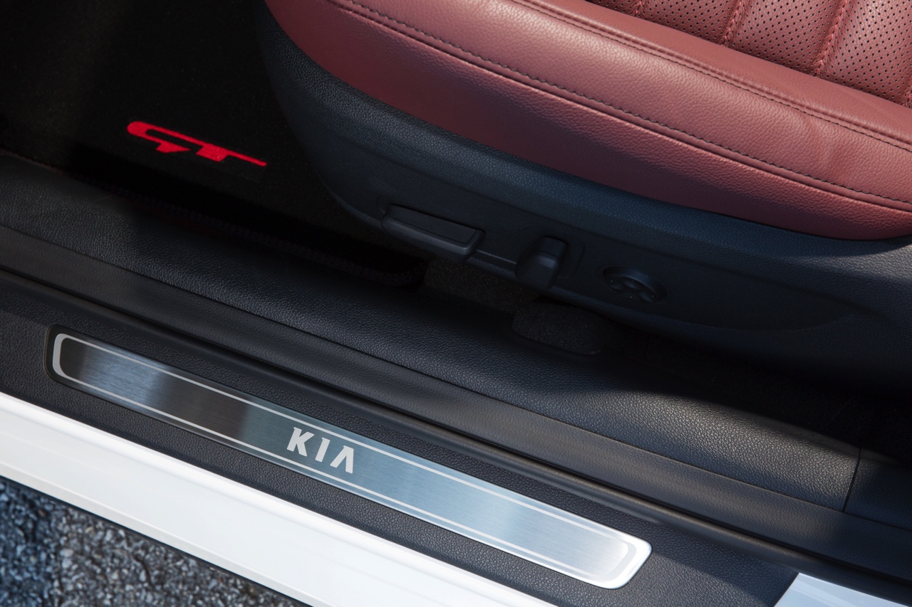Autotest Kia Optima Sportswagon 1.7 CRDi en Kia Optima GT 2.0 T-GDI. Het is het nieuwe aanbod van Kia om door te breken in het zakelijke segment.