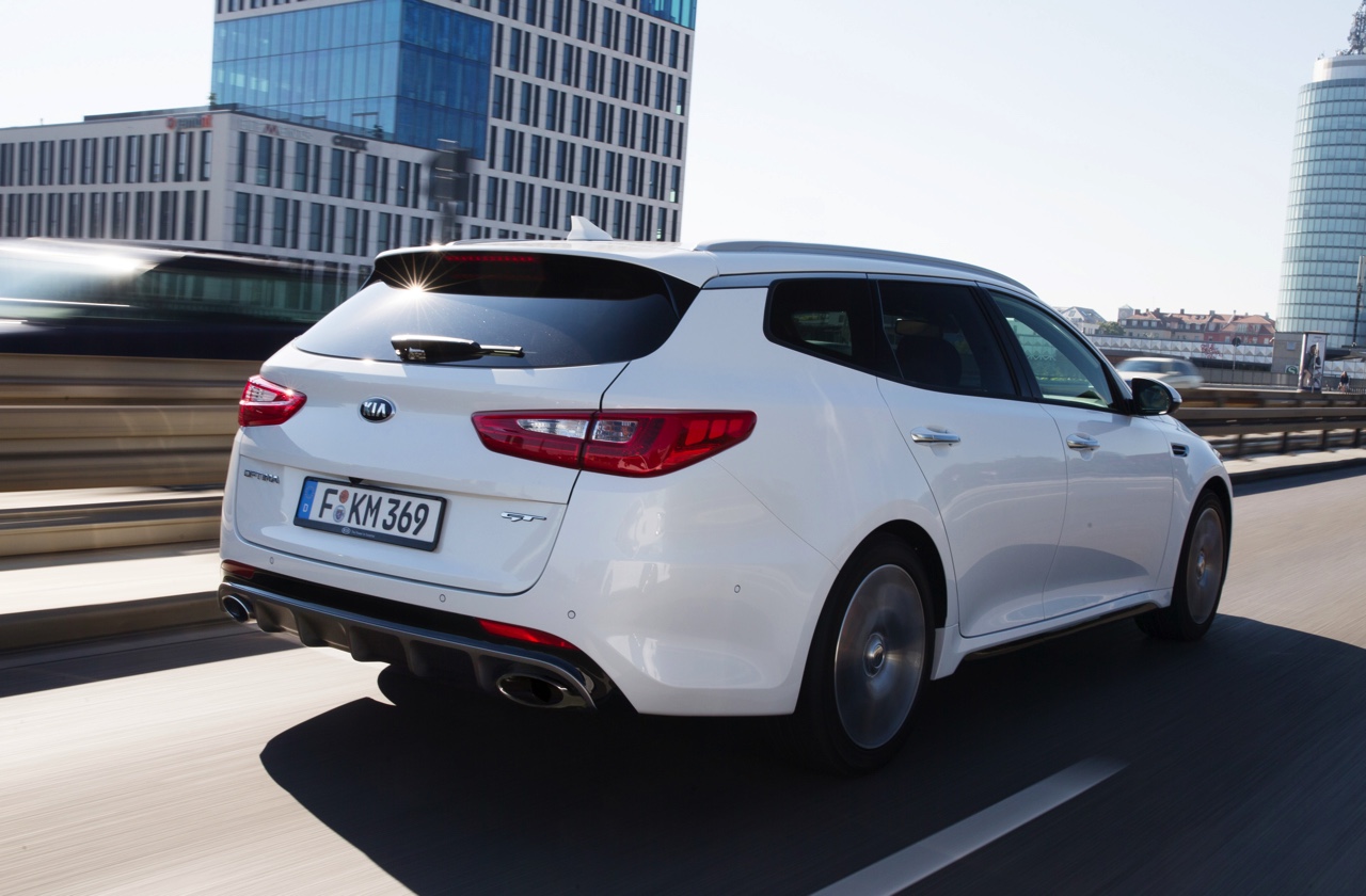 Autotest Kia Optima Sportswagon 1.7 CRDi en Kia Optima GT 2.0 T-GDI. Het is het nieuwe aanbod van Kia om door te breken in het zakelijke segment.