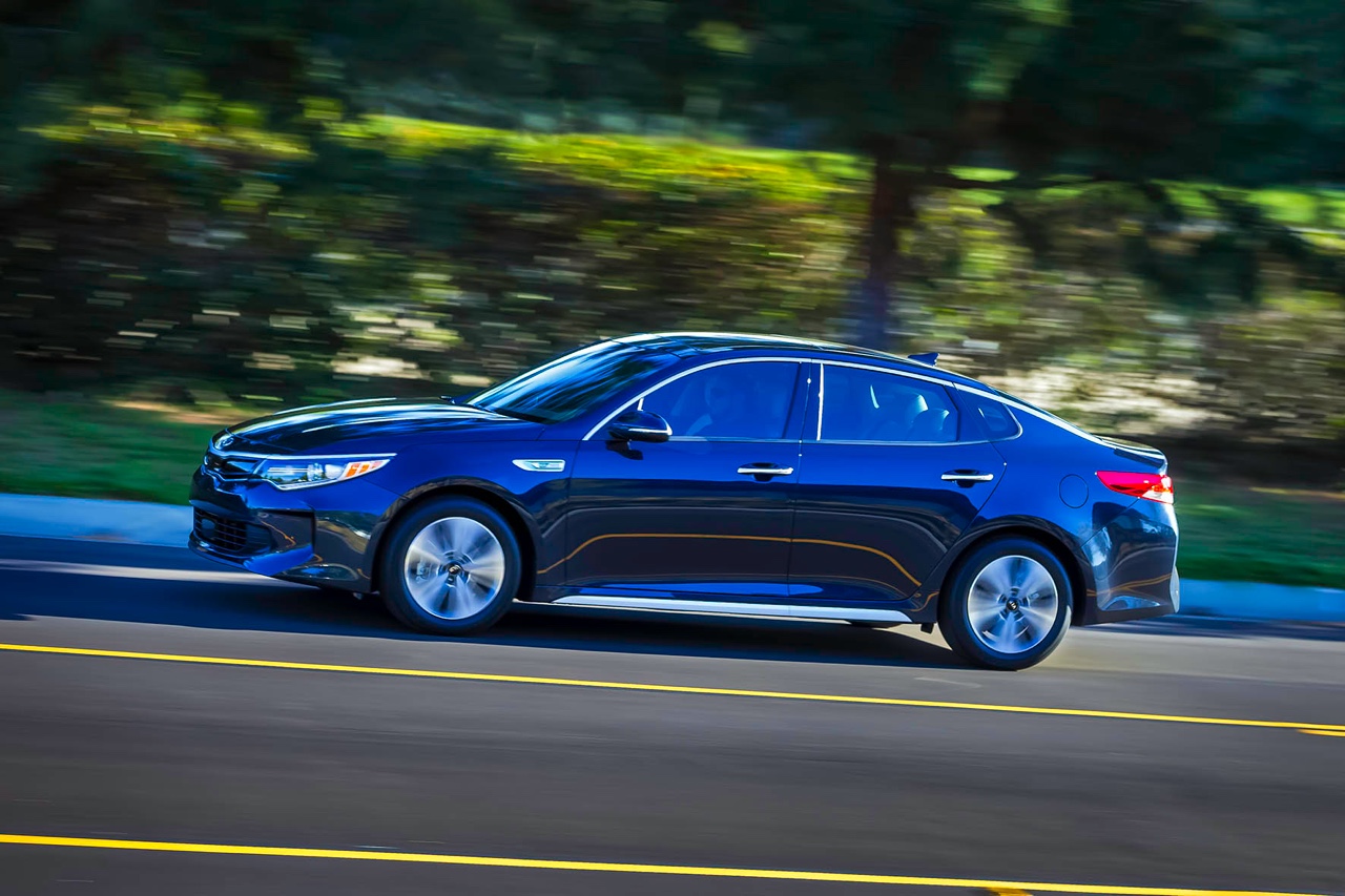 Aan het eind van 2016 komt de Kia Optima PHEV plug-in hybrid op de markt, voorzien van 2.0 GDI benzine- en een elektromotor.